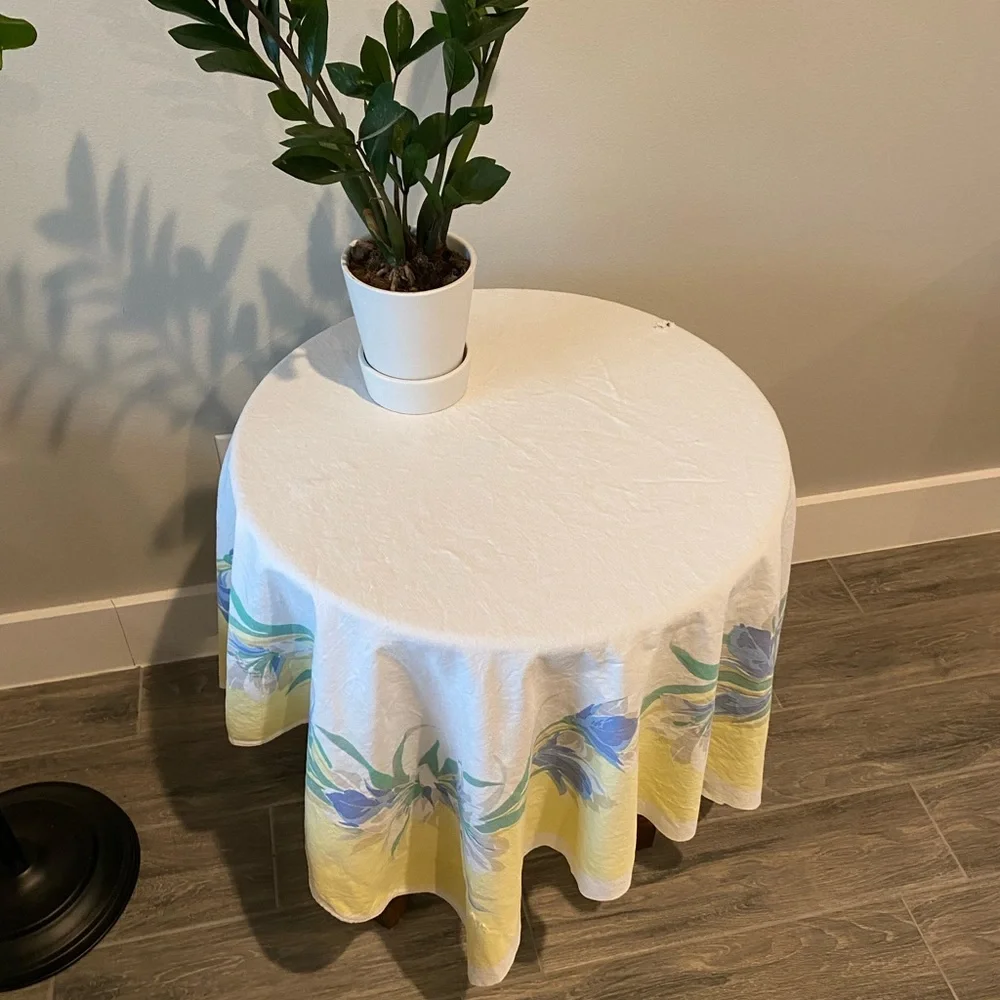 Vintage 4”/3.8” Table Cloth 🍃🌼🍃 Beautiful!